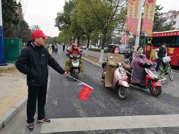 杨华锋劝导文明交通.jpg