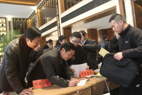 出席区政协六届二次会议的委员陆续报到1.jpg