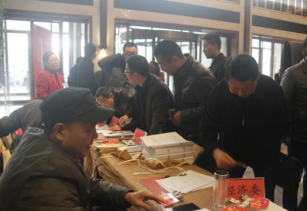 出席区政协六届二次会议的委员陆续报到3.jpg