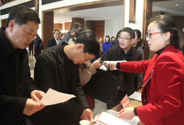 出席区政协六届二次会议的委员陆续报到4.jpg