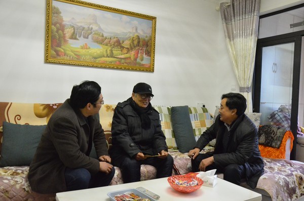 李道忠看望慰问区住建系统企业离休老干部1.jpg