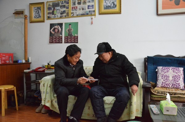 李道忠看望慰问区住建系统企业离休老干部2.jpg