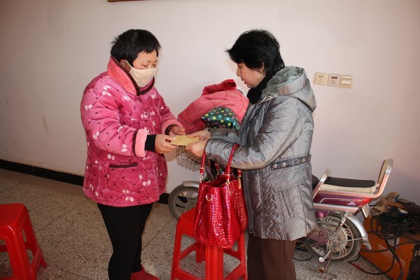 罗丽娅深入黄泥岗镇慰问困难党员群众.jpg