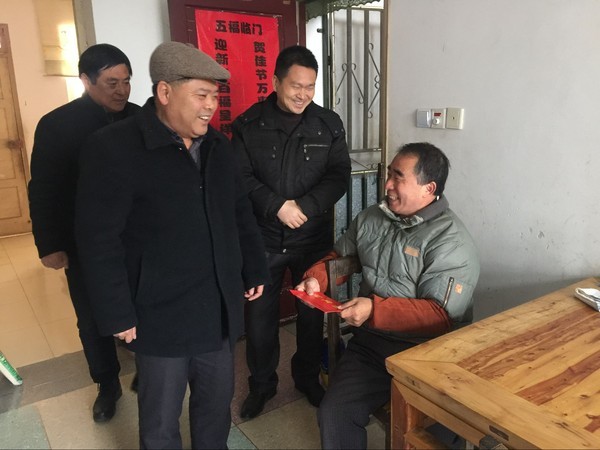 张道春到施集镇走访慰问困难群众.jpg