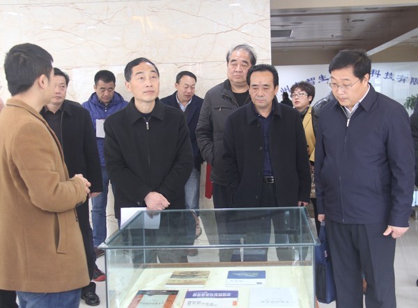 区政协召开六届六次常委会议2.jpg