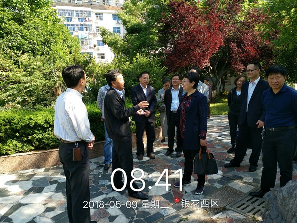 査镜波走访银花西村小区.jpg