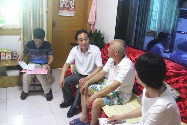 陈东风深入龙蟠新建社区开展联户走访活动1.jpg