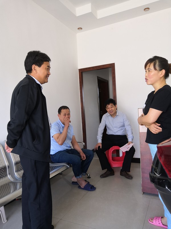 区政协副主席张道春、李道忠走访贫苦户2.jpg