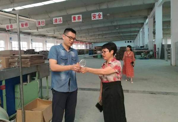 力月霞深入帮扶企业开展帮扶调研工作.jpg