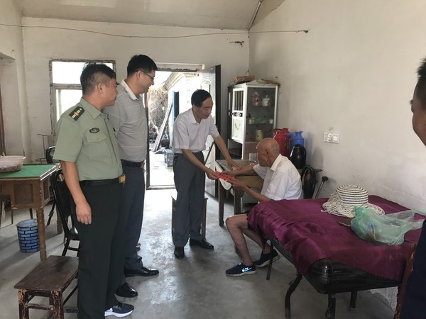 陈东风走访慰问珠龙镇残疾老复员军人.jpg