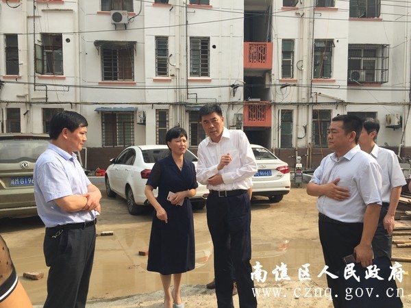 汪建中调研老旧小区和农贸市场改造提升工作1.jpg