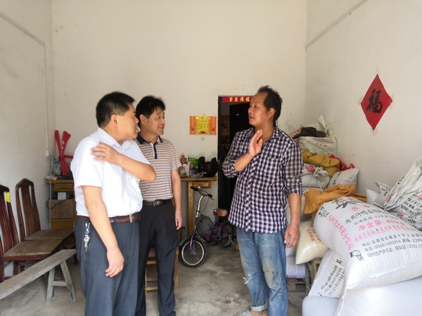 张道春慰问贫困户.jpg