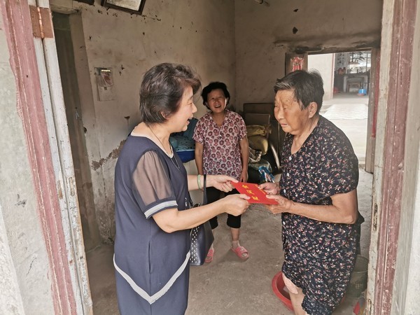 罗丽娅深入黄泥岗镇慰问困难老党员.jpg
