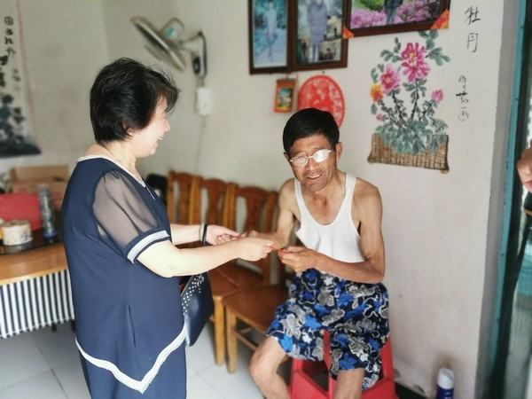 罗丽娅深入黄泥岗镇慰问困难老党员2.jpg