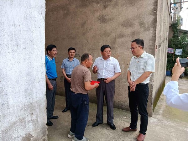 张道春为重点优抚对象颁发“光荣在党50年”纪念章图片.jpg