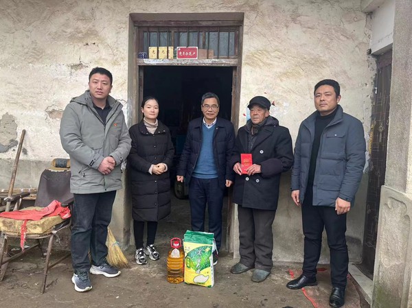 赵军主席到施集走访慰问.png