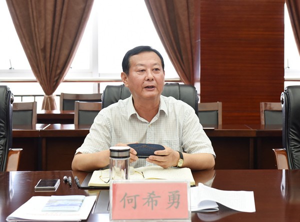 何希勇调研金融工作.jpg